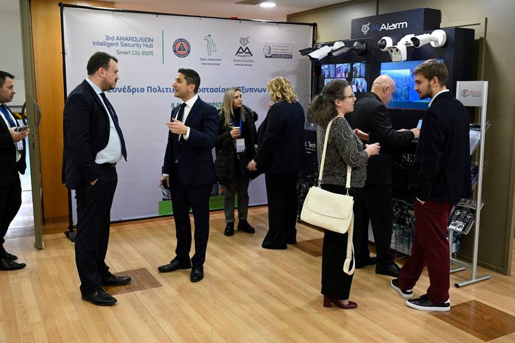 Επισκέπτες στο περίπτερο τεχνολογίας