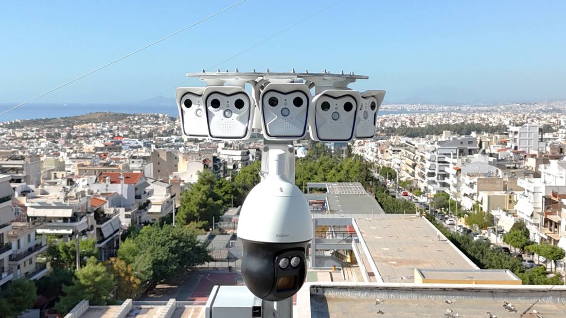 Κάμερες επιτήρησης σε ταράτσα με θέα την πόλη